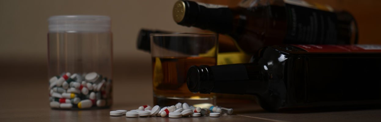 Бутылки спиртного и медикаменты